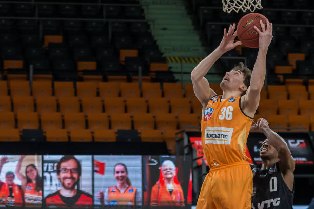 了他在泳池 了他在泳池