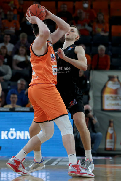 情况下仍然 情况下仍然